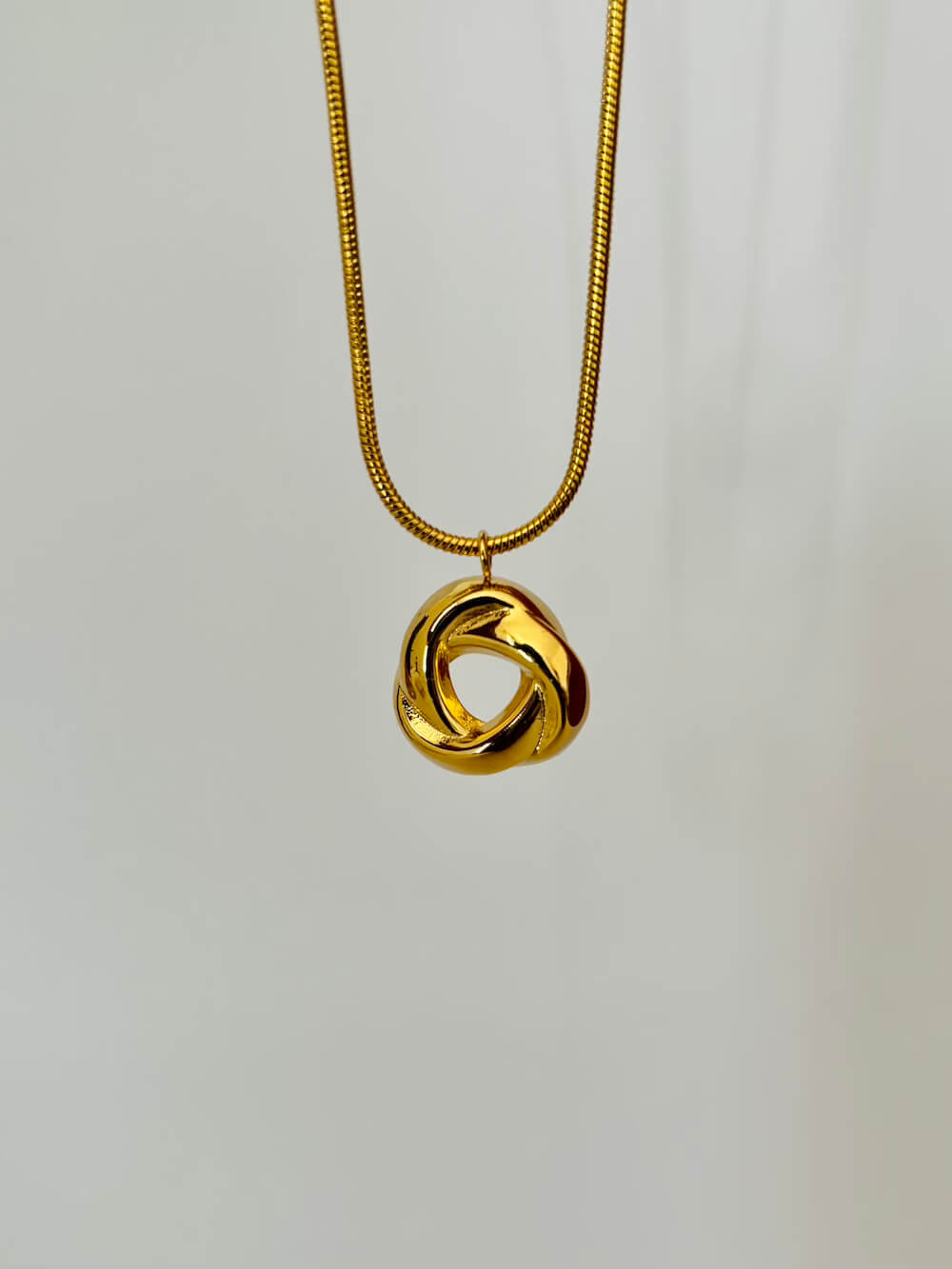 whirl hoop necklace
