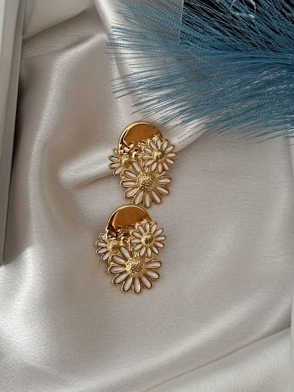 Tilory stud earring